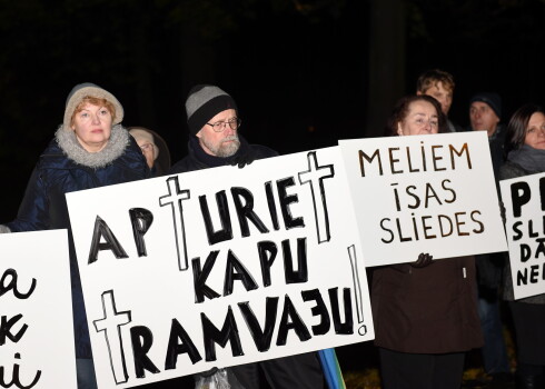 Protesta akcija pret Skanstes tramvaja līnijas izbūvi Senču ielā.