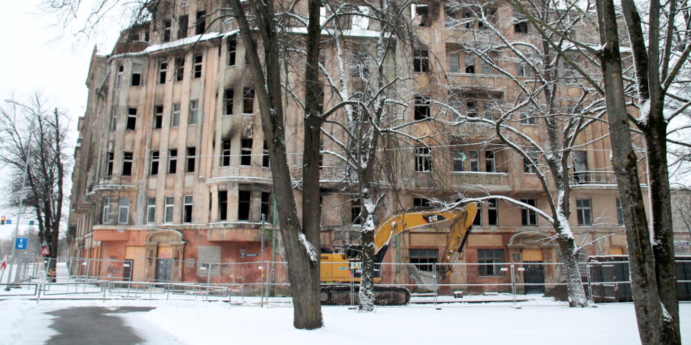 Rīgas domes opozīcija sasaukusi komitejas ārkārtas sēdi par Kalnciema ielā nodegušās ēkas likteni