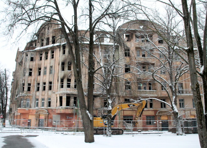 Rīgas domes opozīcija sasaukusi komitejas ārkārtas sēdi par Kalnciema ielā nodegušās ēkas likteni