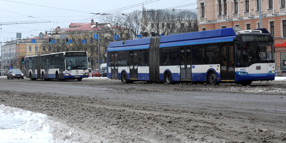 Ziemassvētkos būs izmaiņas Rīgas sabiedriskā transporta, autostāvvietu un klientu apkalpošanas centru darbā