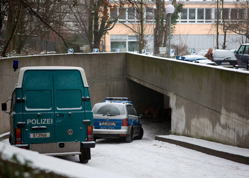 Vācijas policijas automašīnas Berlīnē pie pazemes autostāvvietas.