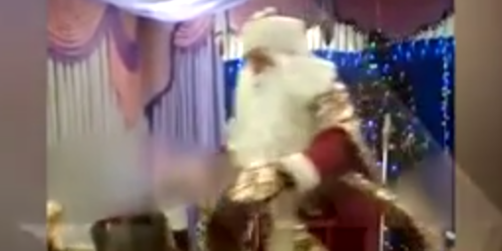 Смерть Деда Мороза на утреннике попала на видео