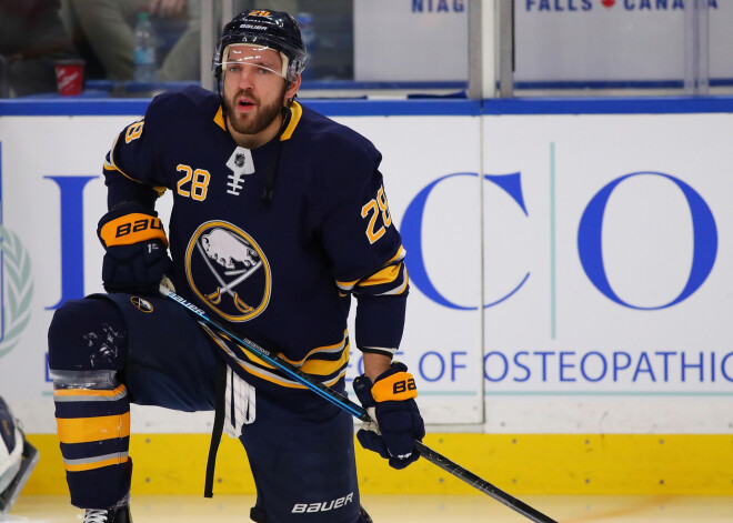 VIDEO: Girgensons nomet cimdus un cenšas pārmācīt pretinieku; "Sabres" zaudējums savā laukumā