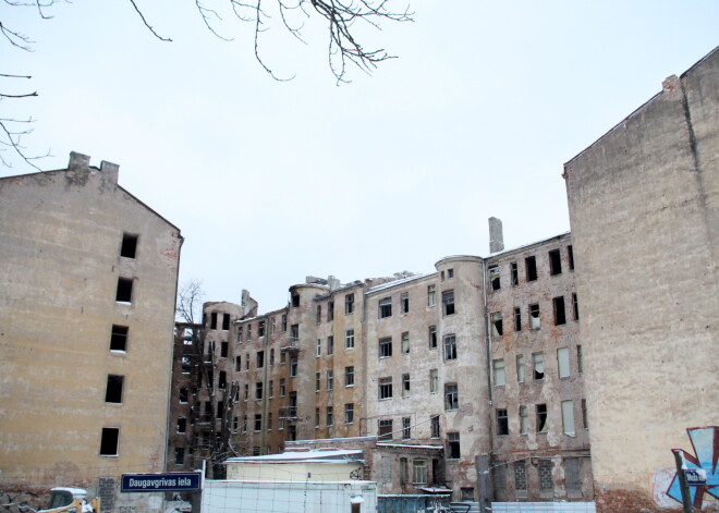 Kalnciema ielas izdegušo ēku vienojas demontēt "līdz drošam līmenim"