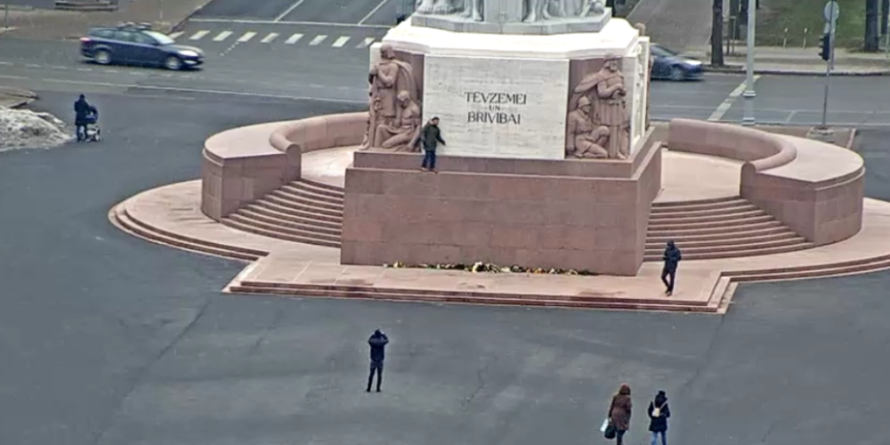 Британский турист залез на памятник Свободы и был оштрафован