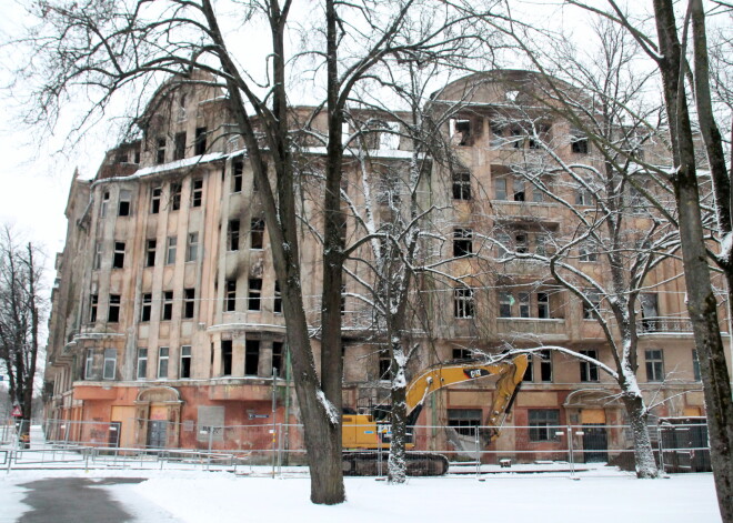 Vidi degradējošai ēkai Kalnciema ielā 2B demontēs bīstamās konstrukcijas