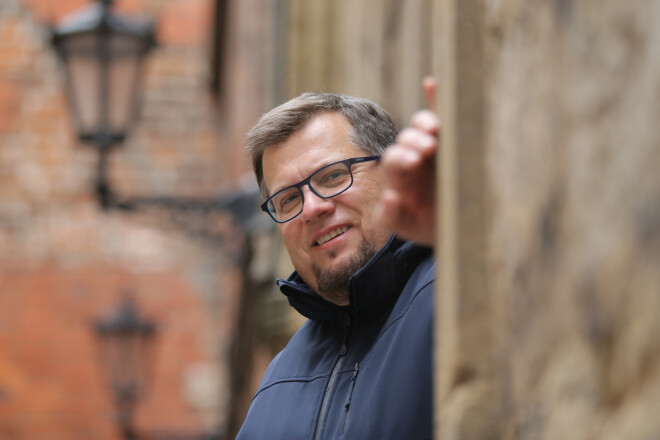 „Dievs darbojas pie cilvēkiem, kuri, nesasaistot to ar reliģiju, nes pasaulē mīlestību, nesavtību un prieku. Ar šiem cilvēkiem kopā ir pat interesantāk, kā ar tiem, kas visam grib piešķirt reliģisku garšu un krāsu”.