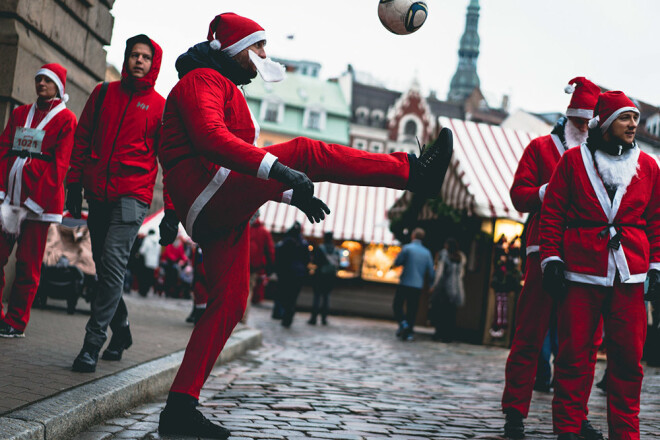 Kopā ar LFF komandu 2018. gada Ziemassvētku vecīšu labdarības skrējienā Doma laukumā.