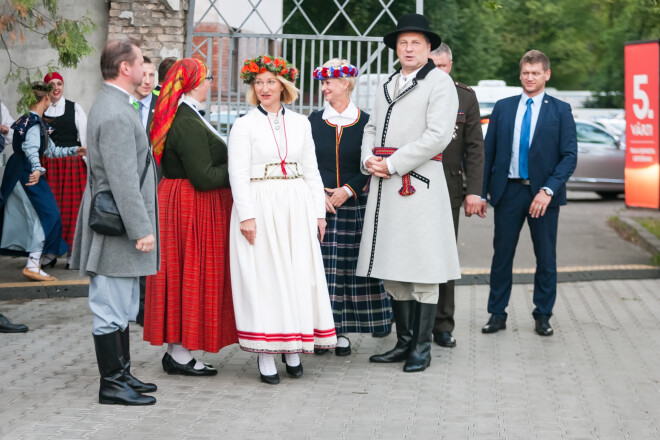 Valsts prezidents Raimonds Vējonis ar kundzi Ivetu Vējoni un kultūras ministri Daci Melbārdi.