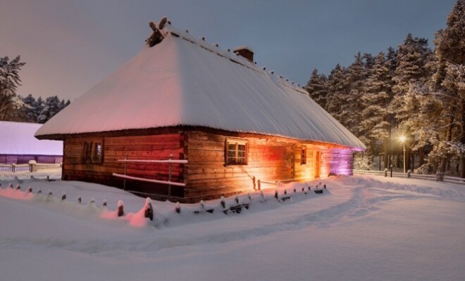 Latvijas Etnogrāfiskais muzejs pārvērties par pasakainu valstību, jo tajā, kā jau katrā gadu mijā, sākusies akcija „Gaismas spēles muzeja sētās”.