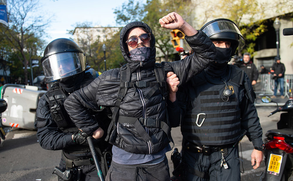 Katalāņu protestētāji bloķē ceļus ap Barselonu un iesaistās sadursmēs ar policiju