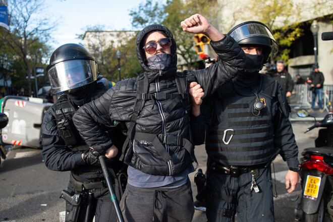 Policisti aizturējuši vienu no protestētājiem.