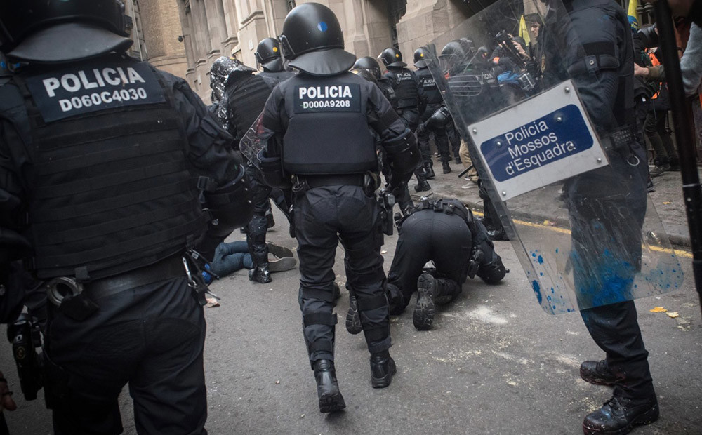 Sadursmēs ar katalāņu separātistiem cietuši 30 policisti