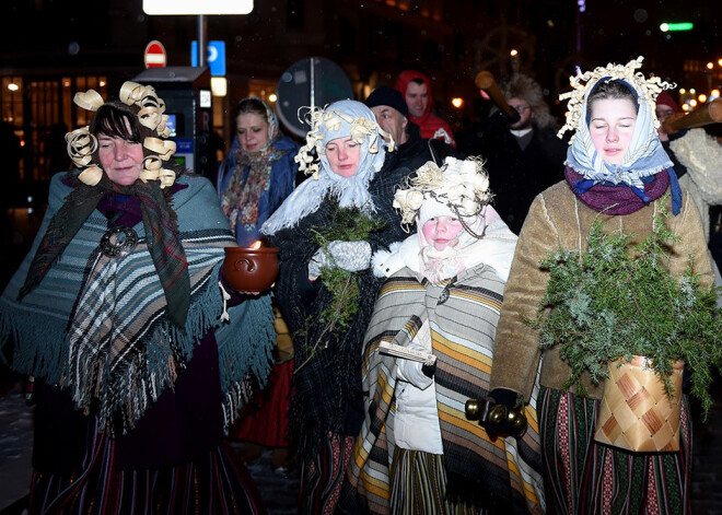 Ķekatnieki cauri Vecrīgai velk bluķi un atzīmē ziemas saulgriežus