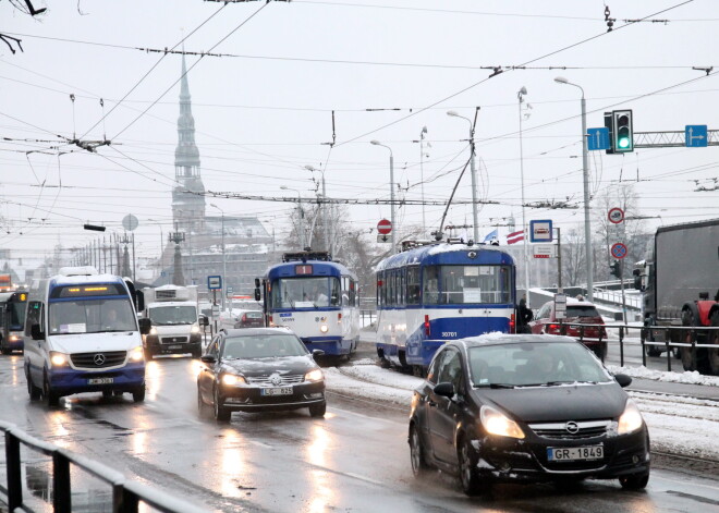 Satiksmes negadījumos aizvadītajā diennaktī cietuši 22 cilvēki