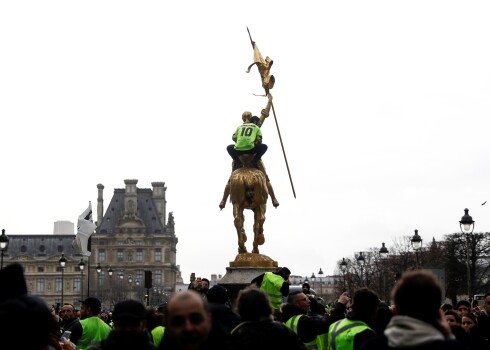 Protestētājs uzrāpies Žannas D'arkas statujā Parīzē.