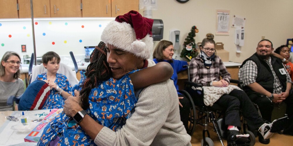 Noskaties: Obama iejūtas Ziemassvētku vecīša lomā, apciemojot bērnu slimnīcu