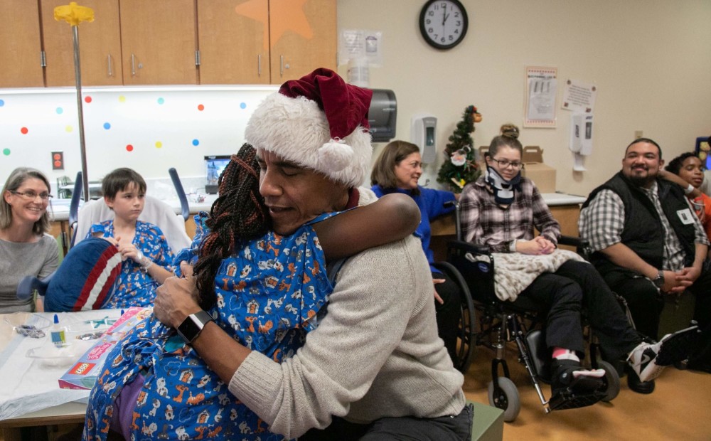 Noskaties: Obama iejūtas Ziemassvētku vecīša lomā, apciemojot bērnu slimnīcu