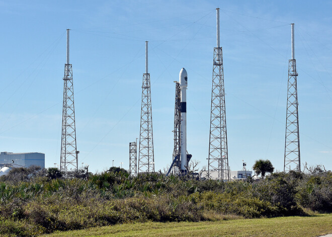 "SpaceX" nogadā orbītā pusmiljardu vērtu GPS pavadoni