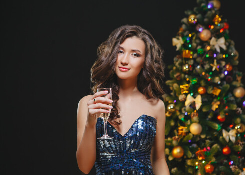 Spīdīgu drēbju šīs sezonas kolekcijās netrūkst, turklāt modes nami šai tēmai piegājuši radoši, veidojot zvīņveida rakstus un vizuļojošas apdrukas.