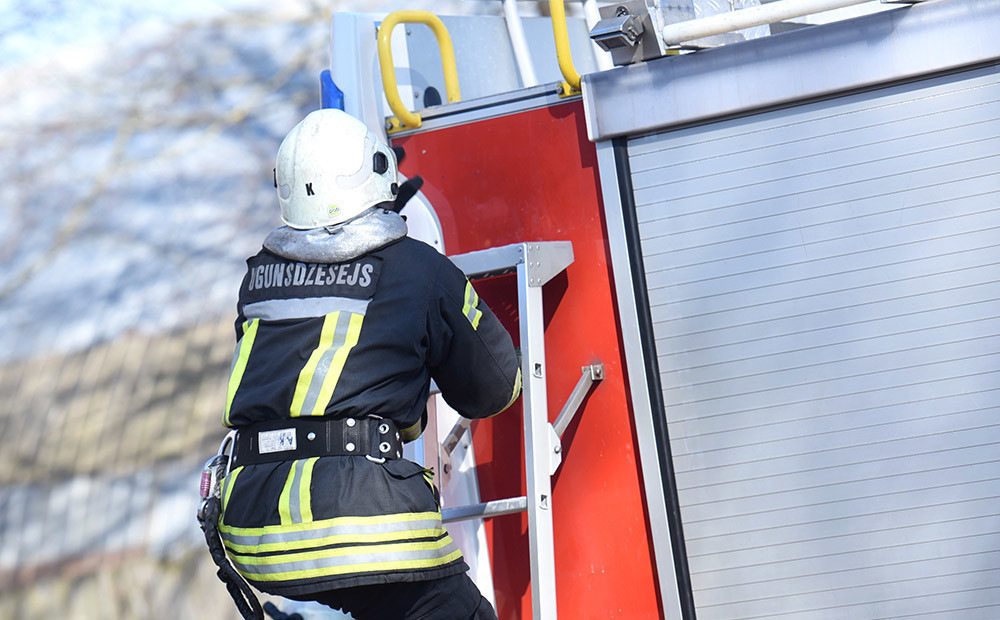 Rīgā no degošas mājas izglābti 6 cilvēki, starp viņiem trīs cietušie