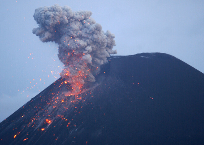 Krakatau ir vulkāns Zunda šaurumā starp Javas un Sumatras salām Indonēzijā.