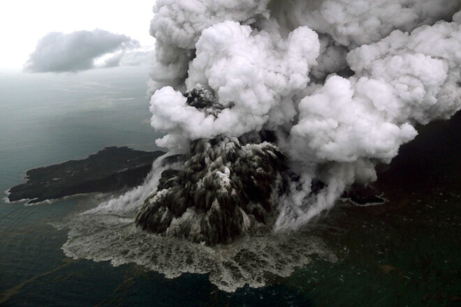 Skats uz Anak Krakatau vulkāna izvirdumu.