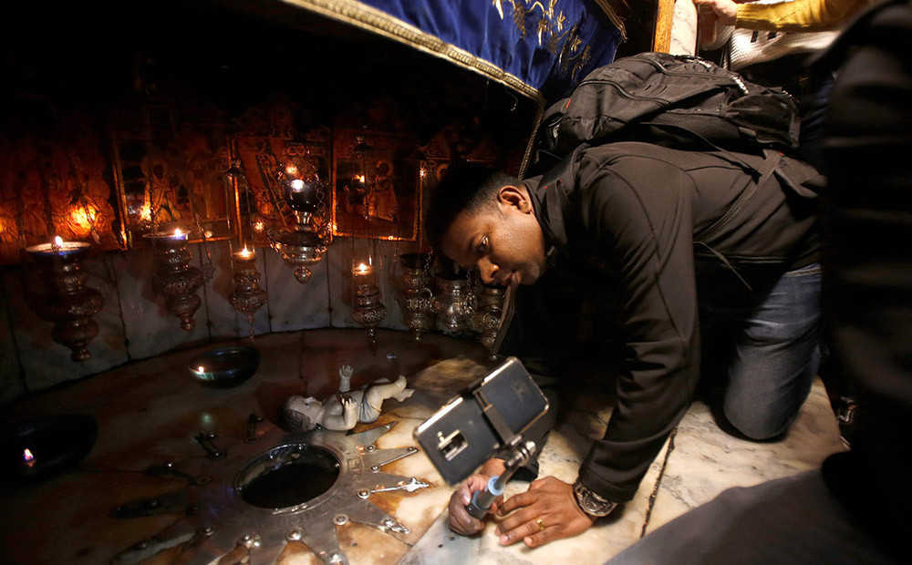Bētlemē pulcējas svētceļnieki, kuri izmanto iespēju aplūkot restaurētās Jēzus dzimšanas baznīcas mozaīkas