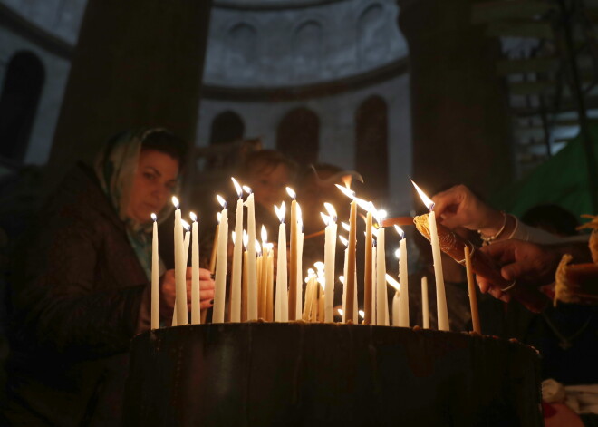 Pirmdien Bētlemē pulcējas svētceļnieki no visas pasaules, lai vietā, kur saskaņā ar teiksmu esot dzimis Jēzus Kristus, piedalītos Ziemsvētku svinībās.