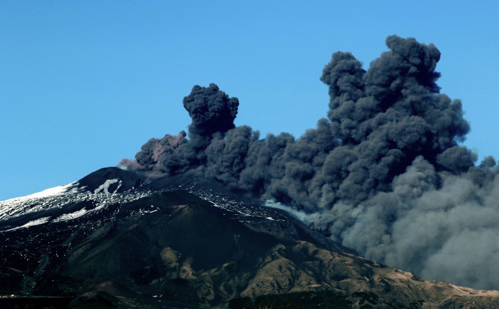 FOTO: Etnas vulkāna izvirdums liek daļēji slēgt Sicīlijas gaisa telpu