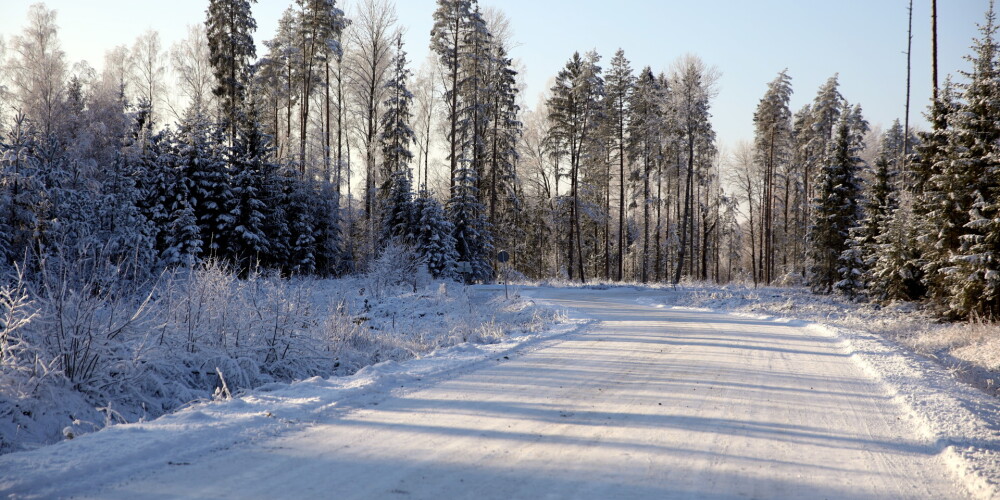 Apledojuma dēļ vietām Latvijā apgrūtināti braukšanas apstākļi