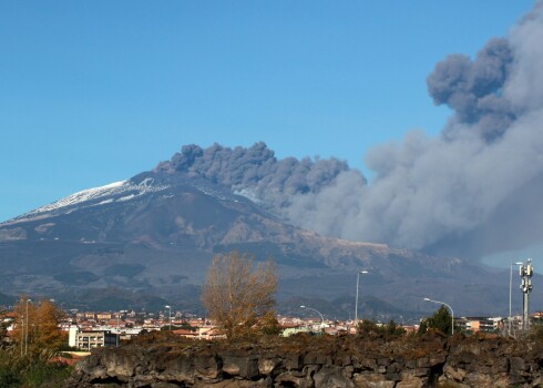 Etnas vulkāna apkaimi Sicīlijā satricina zemestrīce