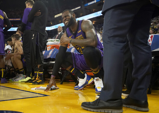 Lebrons Džeimss gūst savainojumu "Lakers" uzvarā pār  NBA čempioni "Warriors"