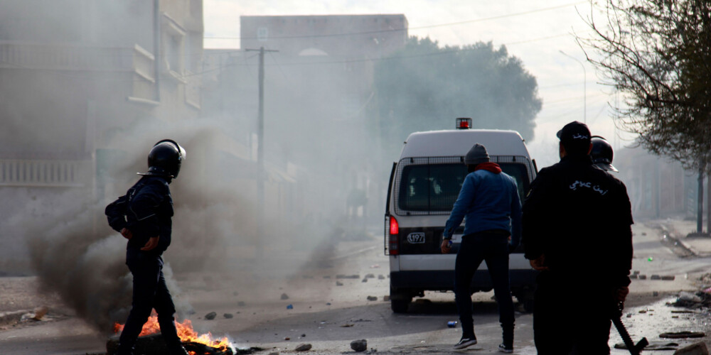 Vardarbīgu protestu laikā Tunisijā aizturēti 18 cilvēki