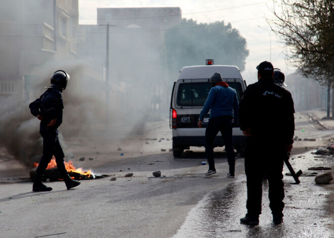 Vardarbīgu protestu laikā Tunisijā aizturēti 18 cilvēki