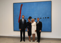 Francijas prezidents Emanuels Makrons ar sievu Brižitu Makronu un Spānijas karalis Felipe VI ar sievu karalieni Letīciju apmeklē Huana Miro (1893-1983) retrospekciju Grand Palais Parīzē.