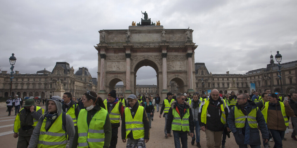 Parīzes Vecgada svinības Elizejas laukos notiks, neskatoties uz "dzelteno vestu" protestiem