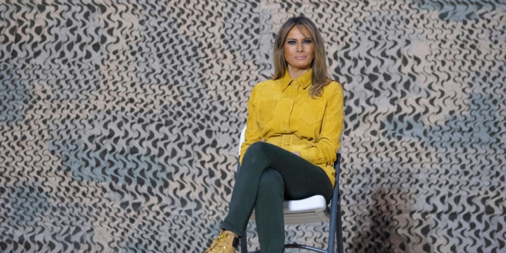 Мелания Трамп прилетела в Ирак в жакете Victoria Beckham и ботинках Timberland