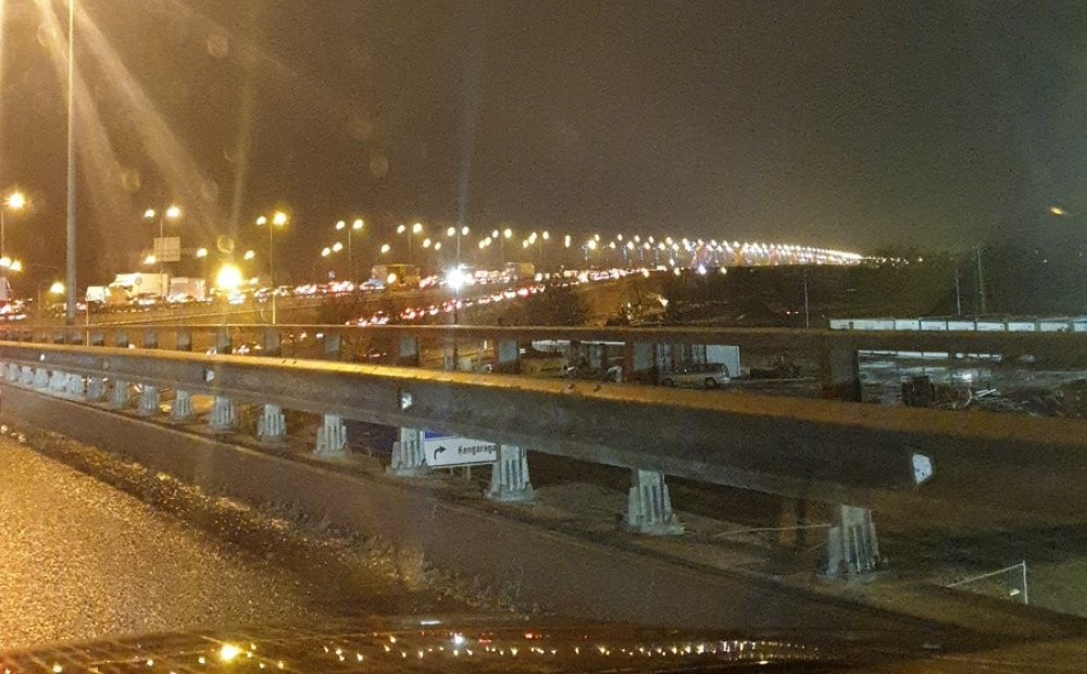 Uz Dienvidu tilta šovakar teju vienlaikus notikušas četras avārijas
