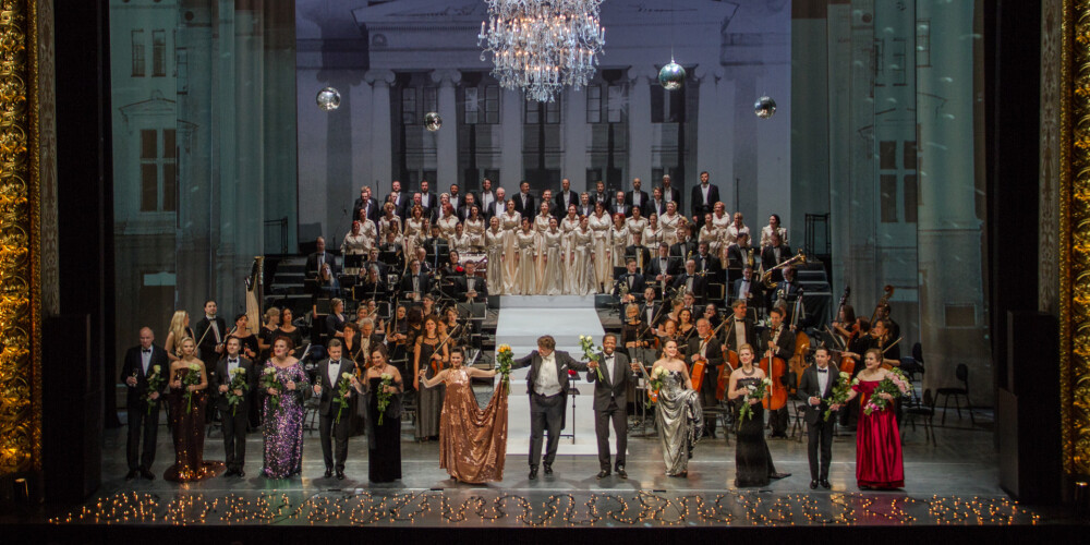 FOTO: Latvijas Nacionālajā operā dzirkstī Vecgada koncerti