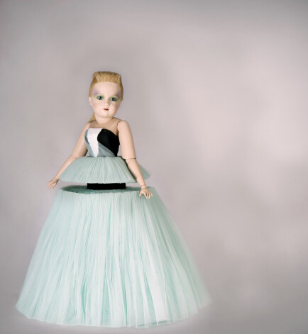 Roterdamas izstādē skatāmas arī 25 lelles no projekta Dolls – katra senlaicīgo porcelāna leļļu replika ir roku darbs un ieģērbta kādā no slavenākajiem Viktor & Rolf augstās modes tērpiem, kas radīti, precīzi mērogā samazinot ne tikai izmēru, bet pat aužot materiālu. Arī grims un frizūra precīzi atbilst tām, kas savulaik bijušas redzamas modes skatēs. Attēlā redzamā lelle Anja tērpta 2010. gada pavasara/vasaras tilla augstās modes kleitā, kuras vidusdaļa it kā izgriezta ar motorzāģi… “Tā ir Viktorijas laikmeta lelles kopija. Tajā laikā bērnības kā tādas nebija, mazuļus ģērba kā pieaugušos. Mūsdienās tas izskatās šausminoši. Bet mums patīk šis nevainības un greznības kontrasts,” saka dizaineri.