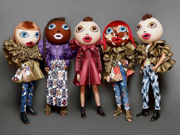 2017./2018. gada rudens/ziemas augstās modes kolekcijas Action Dolls – tātad Lelles darbībā – skatē dizaineri izveda uz mēles modeļus ar milzīgām leļļu galvām. Šo tēmu Viktors un Rolfs bija skāruši jau savas radošās darbības pirmsākumos, kad sarīkoja mazbudžeta leļļu defilē mākslas galerijā. Bet pirms desmit gadiem, atzīmējot zīmola 15 darba gadu jubileju ar izstādi Barbican centrā, Viktor & Rolf leģendārākās lietas demonstrēja simts lelles cilvēku augumā.