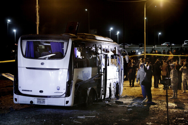 Sprādzienā cietušais tūristu autobuss.