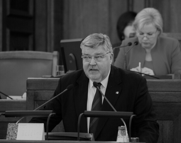 Deputāts Uldis Grava 9.Saeimas pirmajā plenārsēdē saskaņā ar Satversmi no Saeimas tribīnes nodod svinīgo zvērestu.