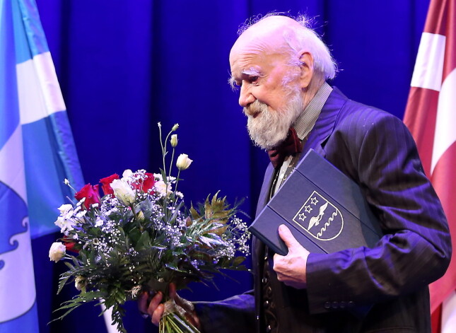 Jūrmalas pilsētas Goda raksta saņēmējs mākslinies grafiķis Imants Ozoliņš Jūrmalas pašvaldības apbalvojumu par ieguldījumu pilsētas vārda popularizēšanā un pilsētas attīstībā pasniegšanas ceremonijā Dzintaru koncertzālē.