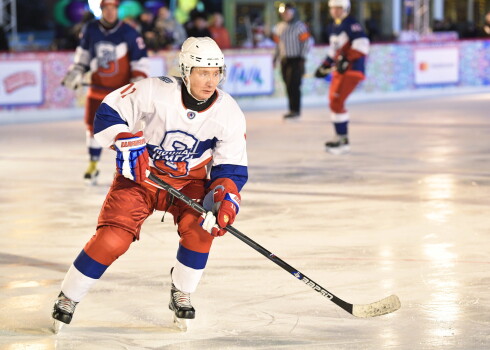 Фоторепортаж: Владимир Путин сыграл в хоккей на Красной площади