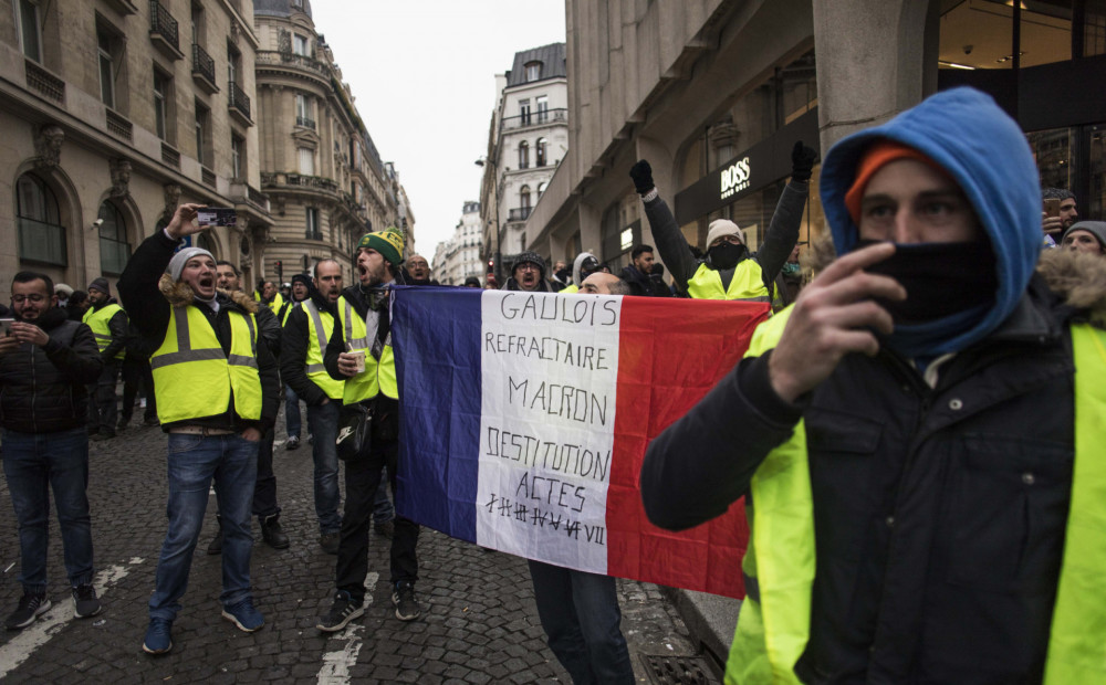 Parīzē policija lieto asaru gāzi 