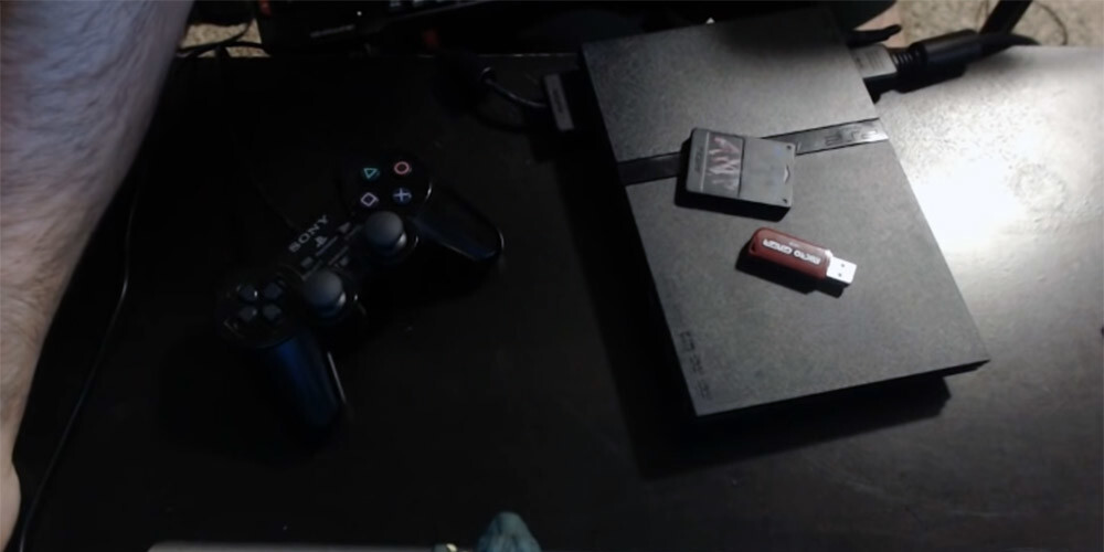 Aizliegtās lietas bijušas paslēptas spēļu konsoles "Playstation 2" barošanas blokā.