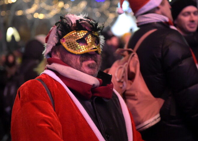 FOTO: tūkstoši cilvēku Rīgas centrā sagaida 2019. gadu