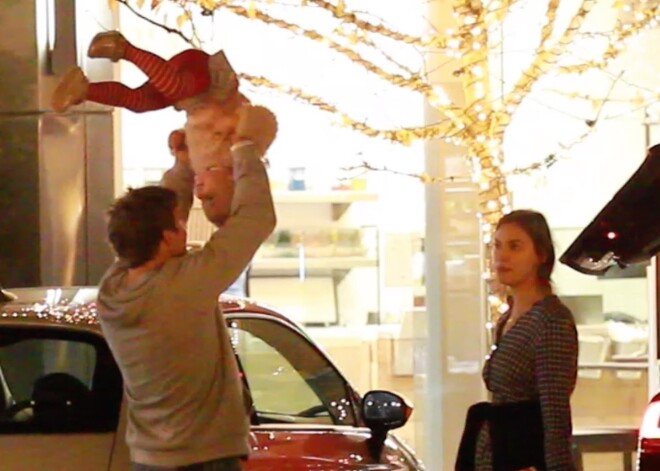 FOTO: Skat, kā mīļotās Irinas Šaikas priekšā ar meitu trikus rāda Holivudas zvaigzne Bredlijs Kūpers